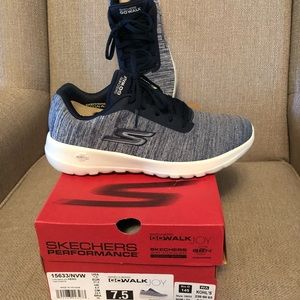 Women’s Skechers go walk sneakers size 7.5. BNWT